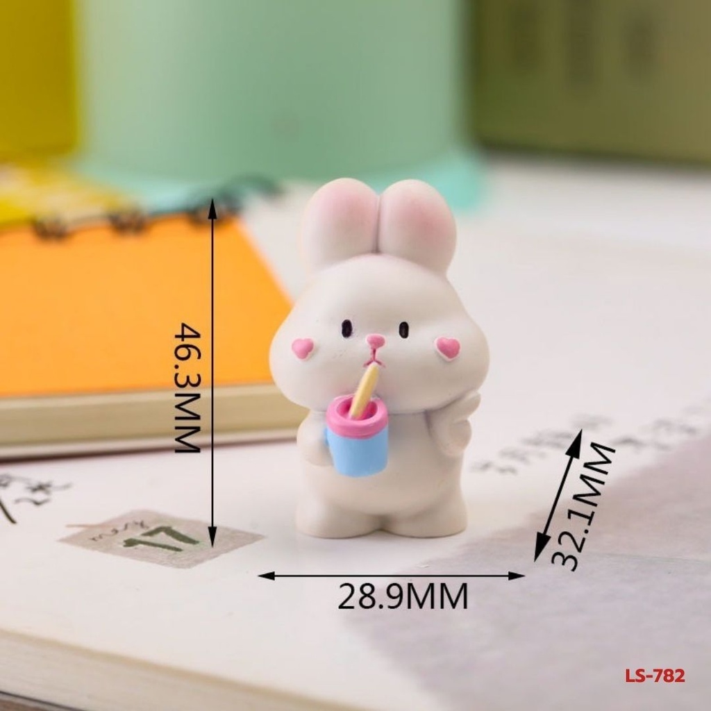 โมเดลน้องกระต่ายตั้งโต๊ะ 4.7x2.9cm